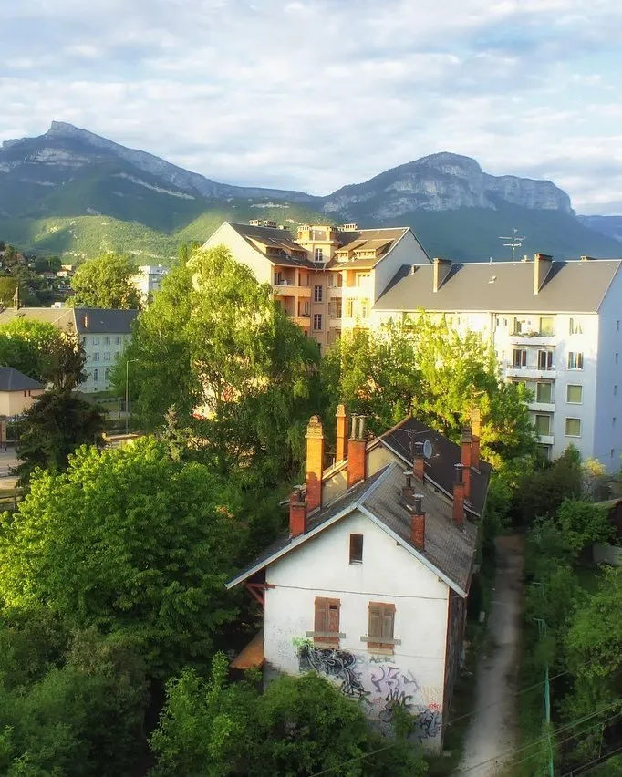 Chambéry, ses immeubles et les montagnes environnantes