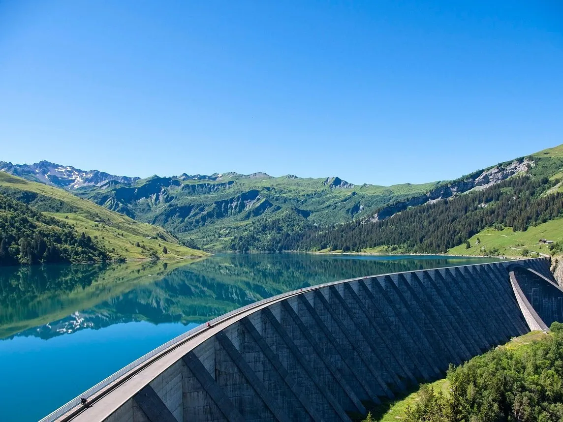 Le lac et le barrage de Roselend, dans le Beaufortin