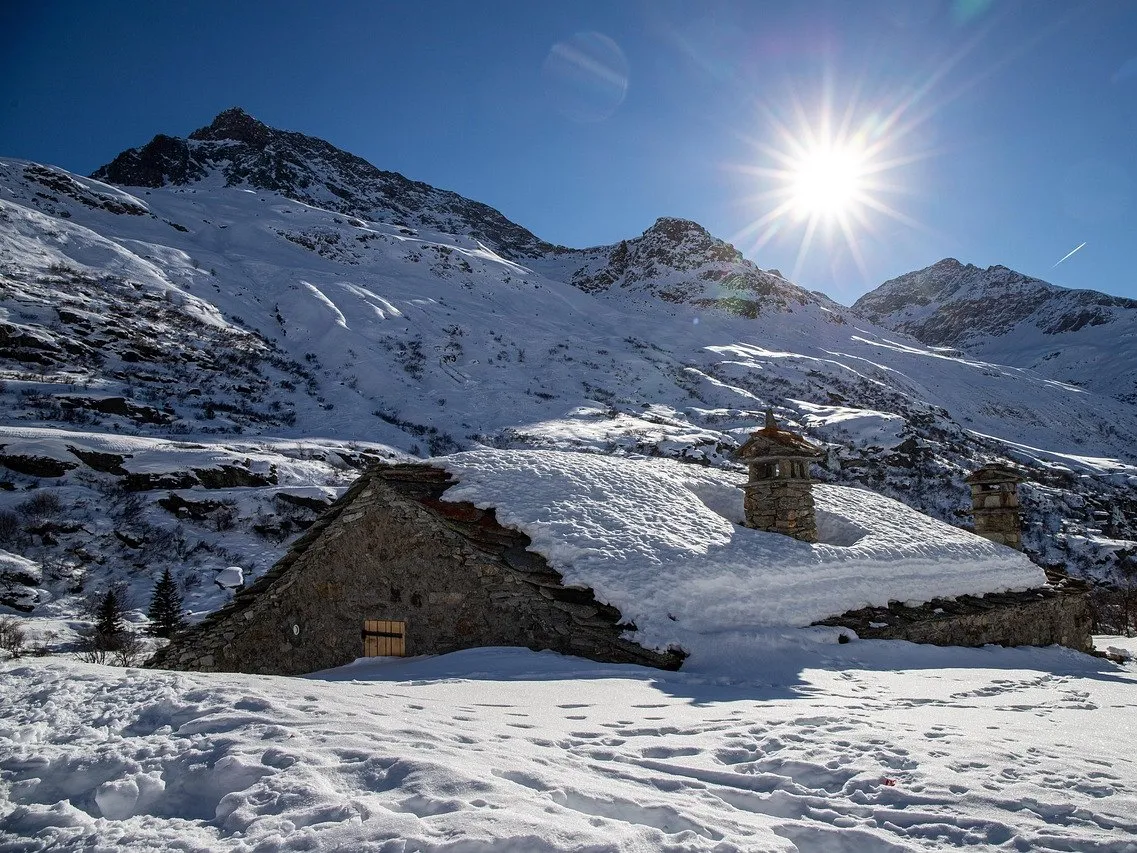 Chalets enneigés en haute Maurienne